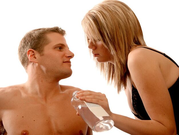 Ju duhet të përdorni vaj masazhi gjatë stërvitjes për të zmadhuar penisin tuaj.