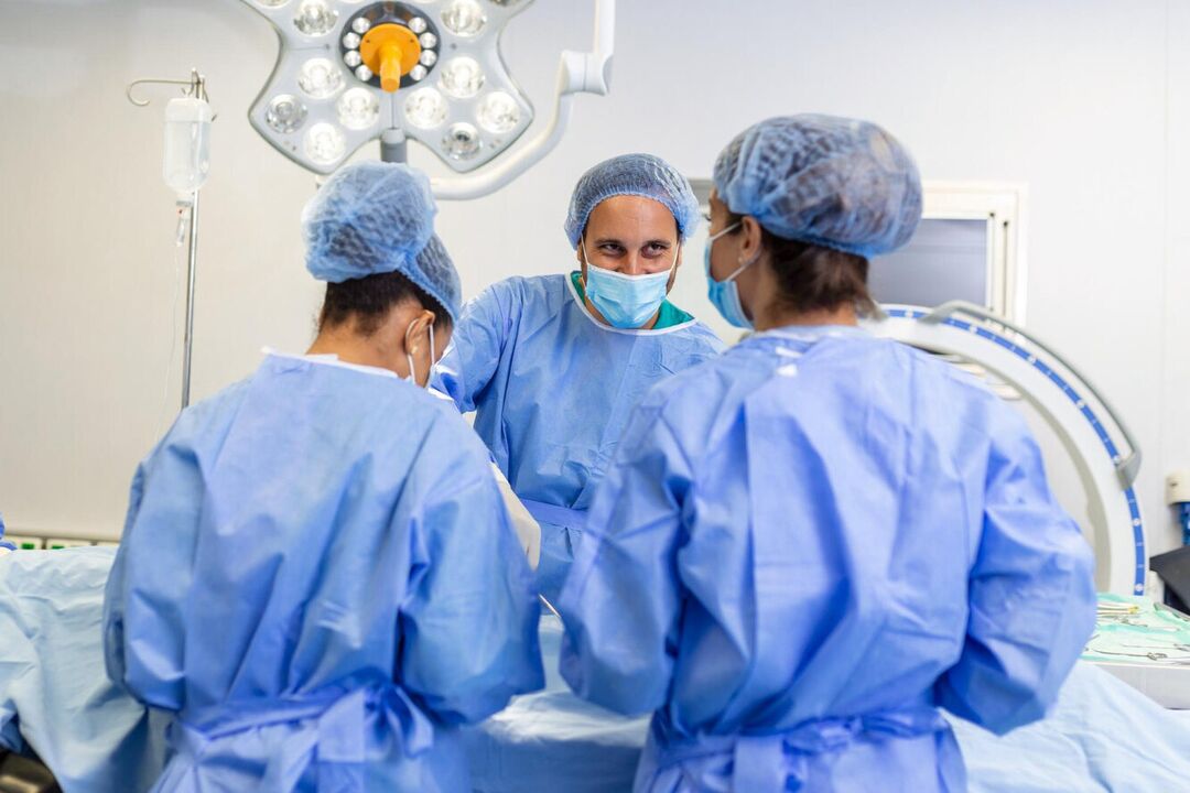 Kirurgët plastikë kryejnë operacione për të zmadhuar penisin e një mashkulli